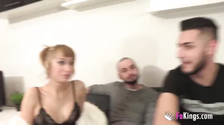 La sua ragazza scopa con un altro uomo e lui con una faccia stupida...
