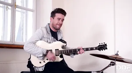 Die beiden Sänger haben mit dem Produzenten ein gutes Trio.