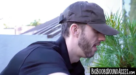 Hij laat de tuinman binnenkomen zodat hij hem een goede pik kan geven..