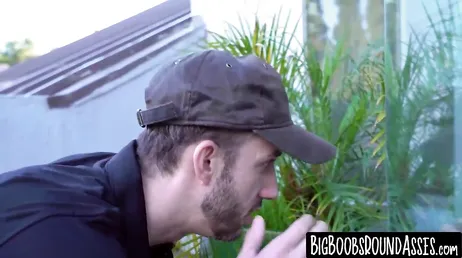 Hij laat de tuinman binnenkomen zodat hij hem een goede pik kan geven..