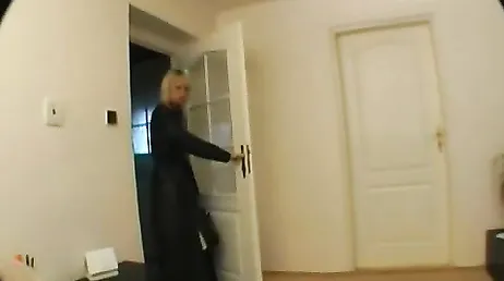 L'infirmière vient me baiser, elle est vraiment excitée...