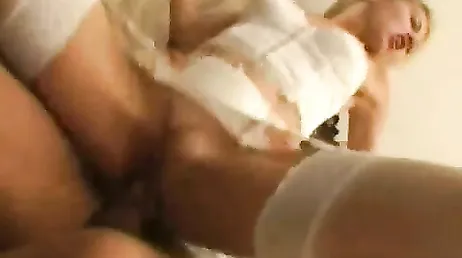 L'infirmière vient me baiser, elle est vraiment excitée...