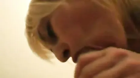 L'infirmière vient me baiser, elle est vraiment excitée...