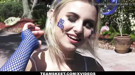 Fuck the blonde Aria Banks what a good way to eat cocks..
