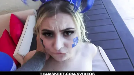 Fuck the blonde Aria Banks what a good way to eat cocks..