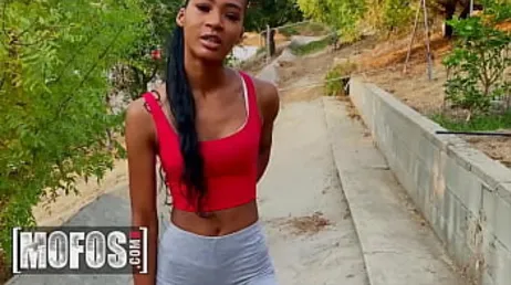 A negra Isla Biza está esperando você foder com muito tesão..