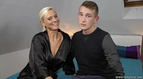 Er beginnt mit einem Handjob und fickt am Ende seinen Schwiegersohn hart ...