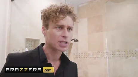 Le mari le surprend avec un autre mec et tous les trois osent désormais baiser..
