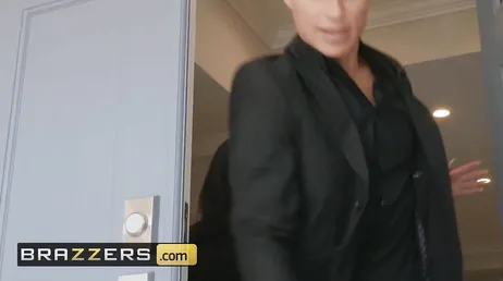 Le mari le surprend avec un autre mec et tous les trois osent désormais baiser..