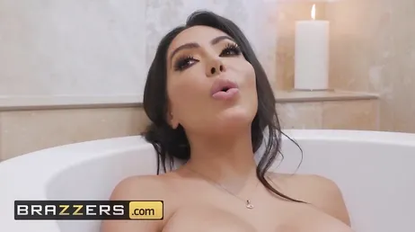 Le mari le surprend avec un autre mec et tous les trois osent désormais baiser..