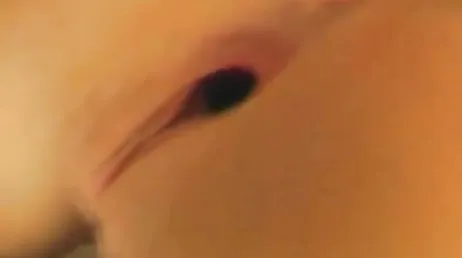 Er lutscht ihre Muschi und steckt auch alle seine Finger in sie hinein.