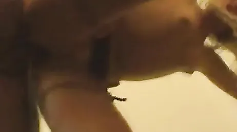 Er lutscht ihre Muschi und steckt auch alle seine Finger in sie hinein.