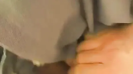 Er lutscht ihre Muschi und steckt auch alle seine Finger in sie hinein.