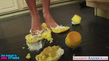 Aaliyah Love gosta de foder forte na cozinha!