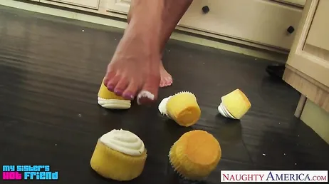 Aaliyah Love gosta de foder forte na cozinha!