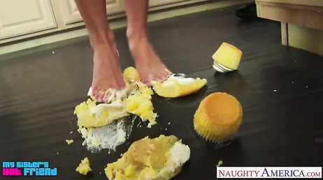 Aaliyah Love gosta de foder forte na cozinha!