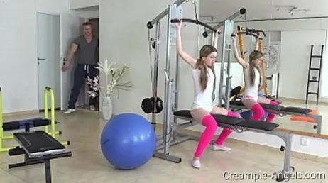 C'est la nouvelle au gymnase et elle le surveille déjà, pouah !
