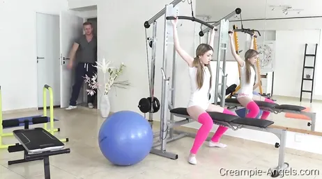 C'est la nouvelle au gymnase et elle le surveille déjà, pouah !