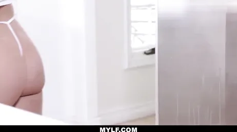 Follando a la milf Ivy lebelle en la cocina, que zorra es..