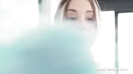 Baiser avec l'employée, avec deux bites pour elle, brutal..