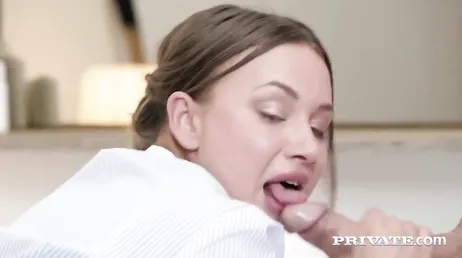 Baiser avec l'employée, avec deux bites pour elle, brutal..