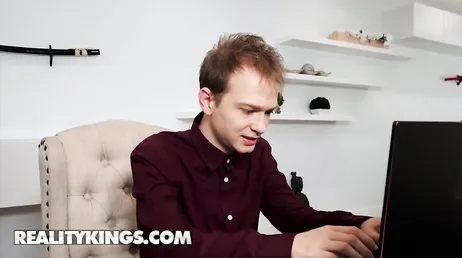 När din slampiga styvsyster vill knulla dig...