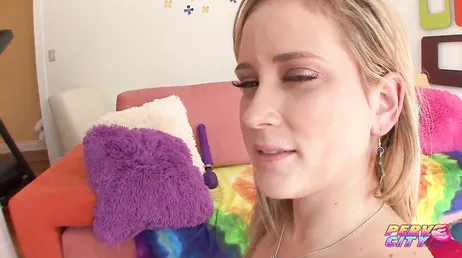 Briella Bounce, outra que recebe uma boa foda no cuzinho..