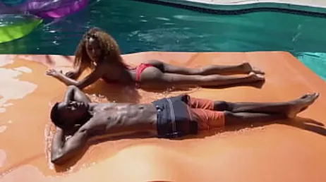 Journée avec beaucoup de soleil, une piscine et surtout beaucoup de sexe...