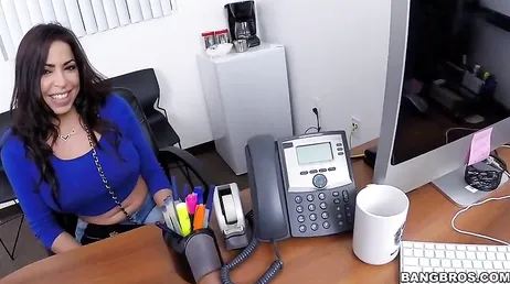 Förtjust, jag är Latina och jag kommer till porrcastingen..