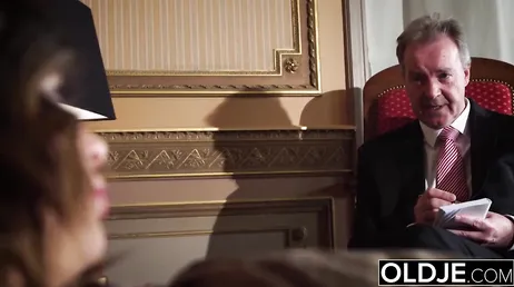 Il fait mon entretien d'embauche dans ma chambre, c'est un vieux sale