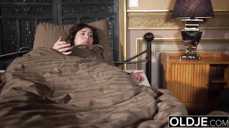 Il fait mon entretien d'embauche dans ma chambre, c'est un vieux sale
