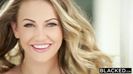 Die Blondine ist begierig darauf, den guten Schwanz des Schwarzen in ihrer Muschi zu haben.