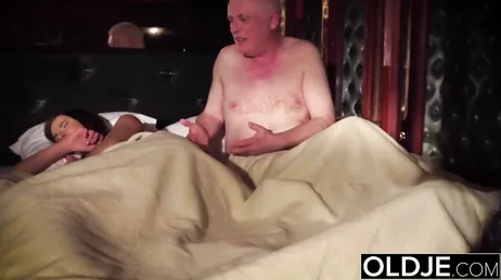 La nipote inizia a succhiare il cazzo del suo amato nonno..