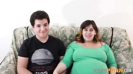 Une fille enceinte en chaleur a soif d'une belle et grosse bite