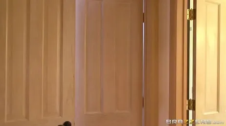 De två systrarna är väldigt slampiga, hur de äter hans kuk...