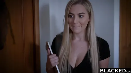 Elle aime quand le black le prend au fond, quelle grosse bite !