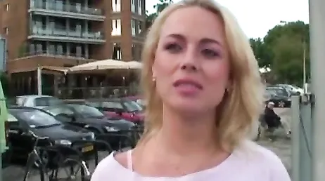 Elle commence à me bouffer la bite, c'est comme ça qu'est ma belle-sœur, uuuf !