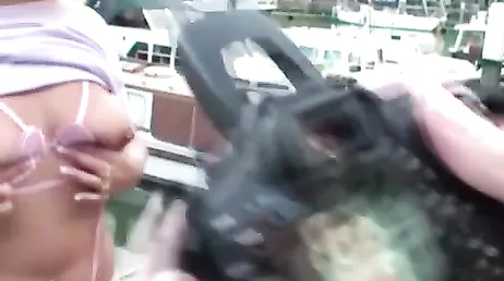 Elle commence à me bouffer la bite, c'est comme ça qu'est ma belle-sœur, uuuf !