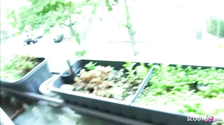 Amateurkoppel filmt zichzelf terwijl ze neuken op het balkon van hun huis.