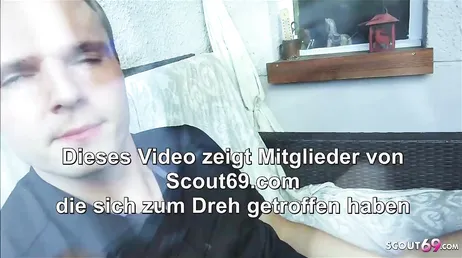 Amateurkoppel filmt zichzelf terwijl ze neuken op het balkon van hun huis.