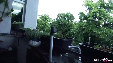 Amateurkoppel filmt zichzelf terwijl ze neuken op het balkon van hun huis.