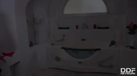 Hij zet zijn vriendin op handen en voeten zodat hij haar kan neuken met zijn pik!