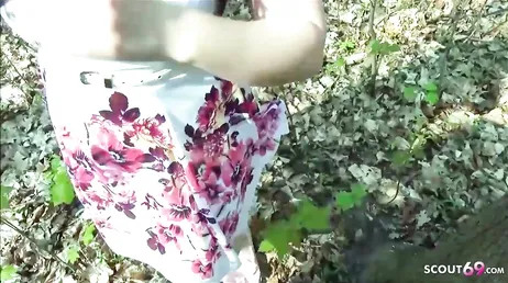 Passeggia per la campagna e la troia si lascia scopare molto forte..