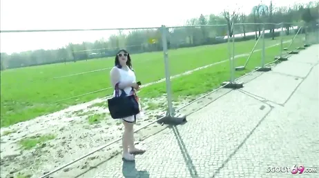 Passeggia per la campagna e la troia si lascia scopare molto forte..