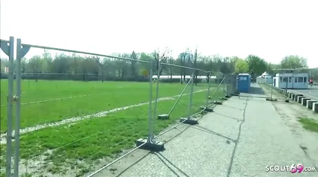 Passeggia per la campagna e la troia si lascia scopare molto forte..