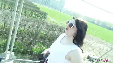 Passeggia per la campagna e la troia si lascia scopare molto forte..