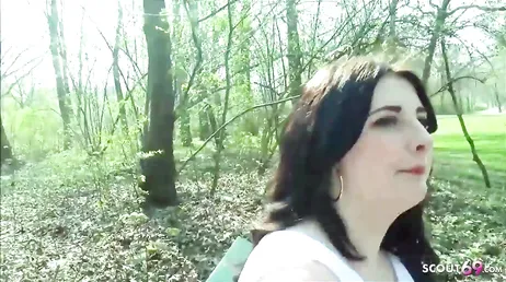 Passeggia per la campagna e la troia si lascia scopare molto forte..
