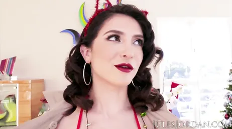 This brunette's pussy is ready for anything, uuf!