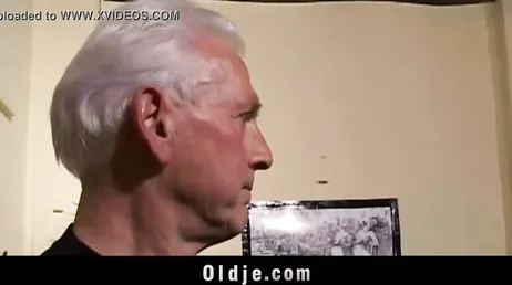 Duas velhas prostitutas começam a foder uma garota incrível, boogh!