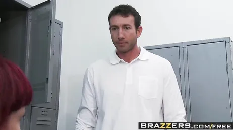 Il la baise dans les vestiaires, quelle belle chatte la salope a...
